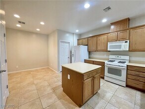 7421 Ravines Ave in Las Vegas, NV - Building Photo - Building Photo