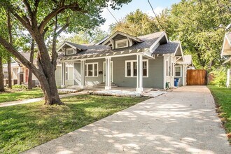 5327 Worth St, Unit 203 in Dallas, TX - Foto de edificio - Building Photo