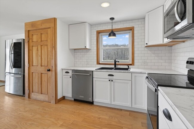 999 Salmon Creek Rd in Lansing, NY - Foto de edificio - Building Photo