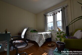 1999 Commonwealth Ave, Unit 1 in Boston, MA - Foto de edificio - Building Photo