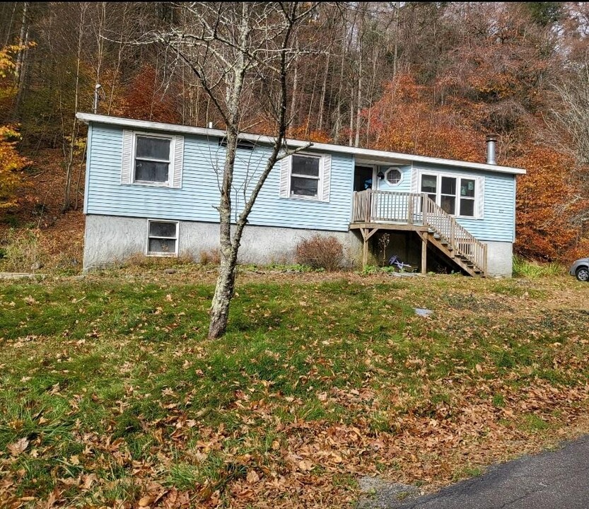 297 Sugarloaf Rd in Grahamsville, NY - Building Photo