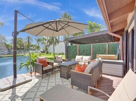 2667 Parkview Dr S in Hallandale Beach, FL - Building Photo