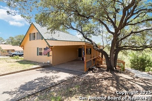 2676 Woodcrest Dr in Canyon Lake, TX - Foto de edificio - Building Photo