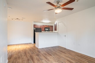 Park at Humble in Humble, TX - Foto de edificio - Interior Photo