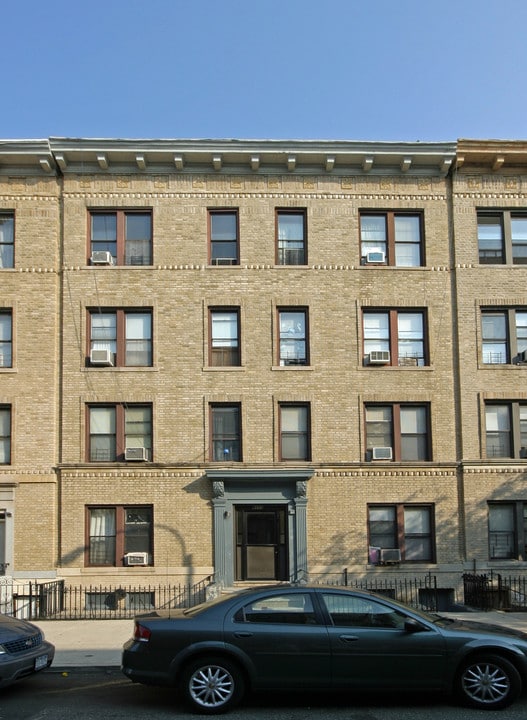 61-13 Madison St in Flushing, NY - Building Photo