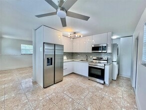 3081 NW 94th St in Miami, FL - Building Photo - Building Photo