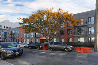 Dyker Gardens in Brooklyn, NY - Foto de edificio - Building Photo