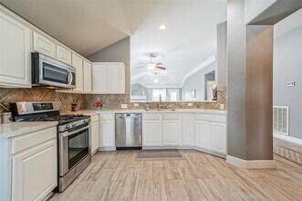 1802 Tynemouth Dr in Pasadena, TX - Building Photo - Building Photo