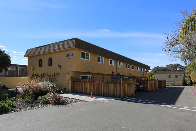 Breakwater Townhomes in Carlsbad, CA - Building Photo - Building Photo