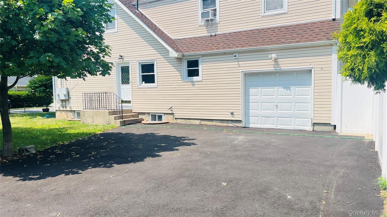 761 Jackson Ave in Lindenhurst, NY - Building Photo