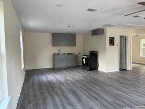 1927 W Mayfield Blvd, Unit A-435 in San Antonio, TX - Building Photo - Building Photo