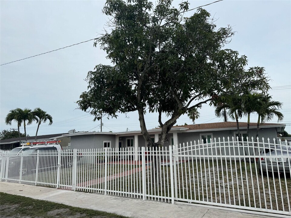 18001 NW 44th Ave in Miami Gardens, FL - Building Photo