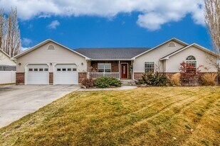 396 Palomino Dr in Sugar City, ID - Building Photo