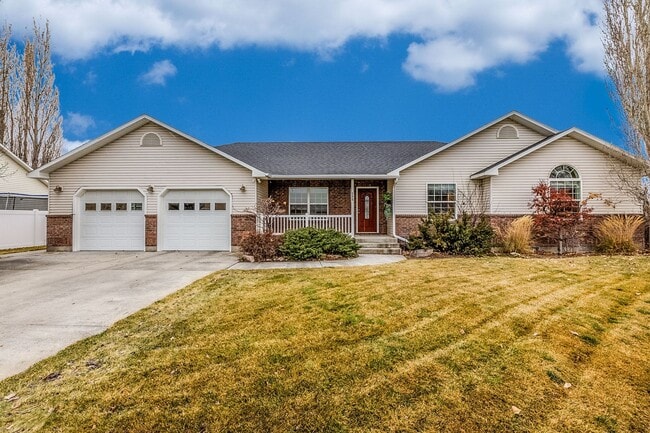 property at 396 Palomino Dr