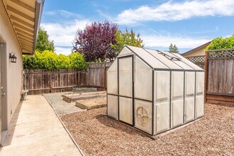 2454 Dunaway Dr in Santa Rosa, CA - Building Photo - Building Photo