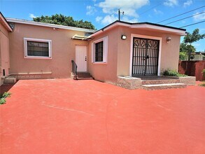 7601 SW 22nd St in Miami, FL - Building Photo - Building Photo