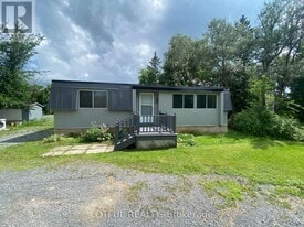 7594 Flewellyn Rd in Ottawa, ON - Building Photo