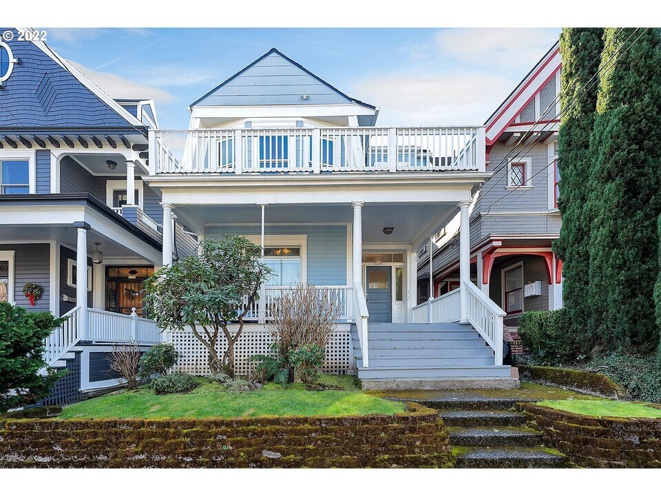 2338 NW Hoyt St in Portland, OR - Building Photo