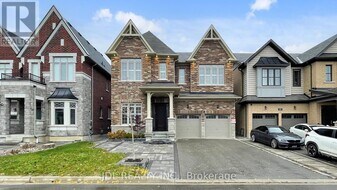 87 Bremner St in Whitby, ON - Building Photo