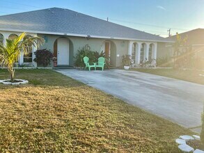 1252 SE 8th St, Unit 1252 in Cape Coral, FL - Foto de edificio - Building Photo