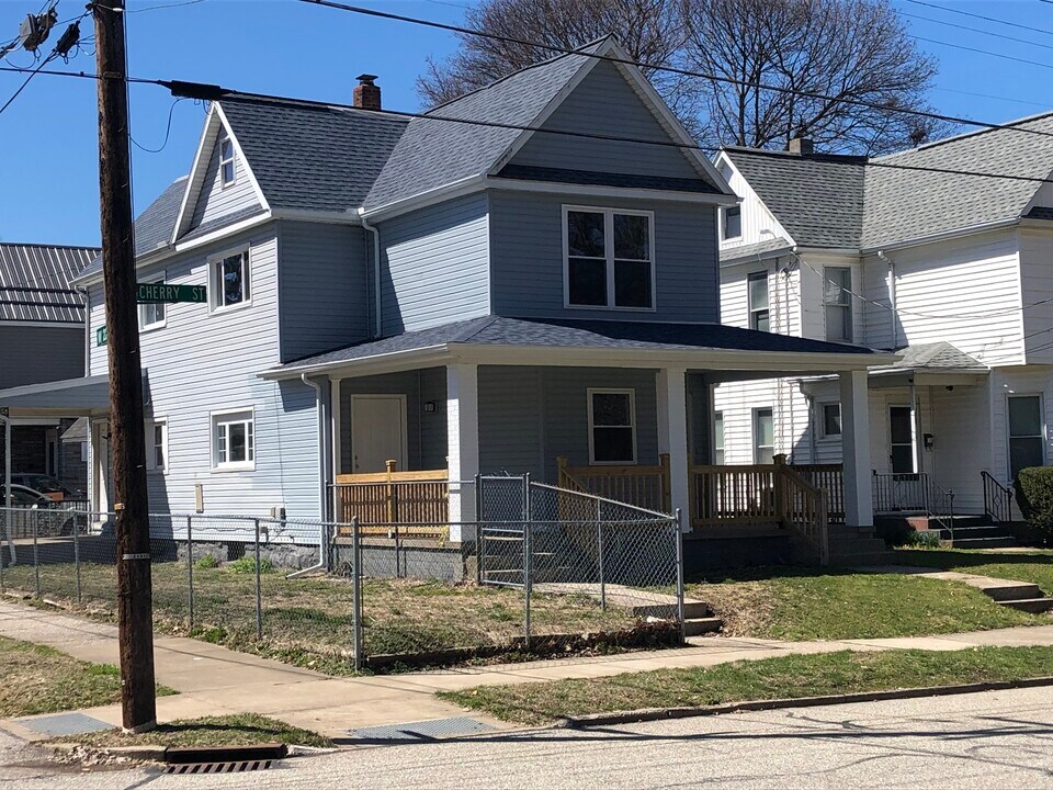 2124 Cherry St, Unit 1 in Erie, PA - Building Photo