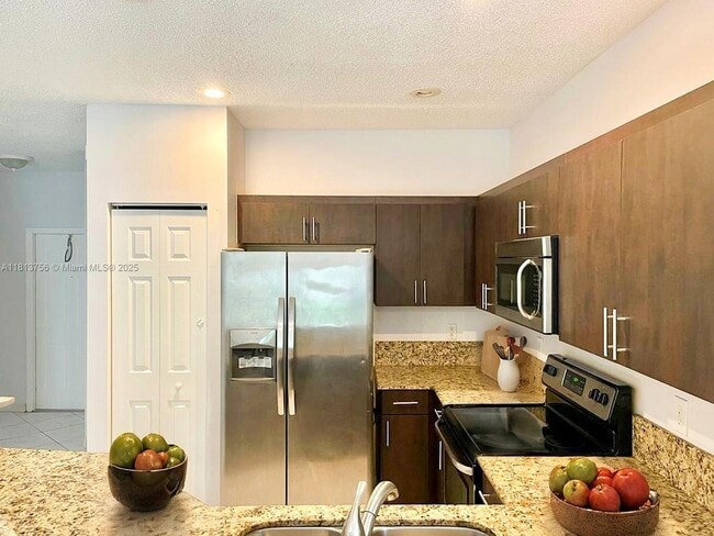 12115 SW 5th Ct in Pembroke Pines, FL - Foto de edificio - Building Photo