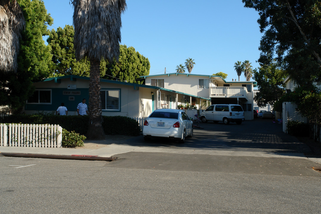 Twin Palms in Carpinteria, CA - Foto de edificio