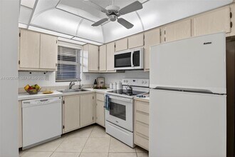 3300 W Rolling Hills Cir in Davie, FL - Building Photo - Building Photo