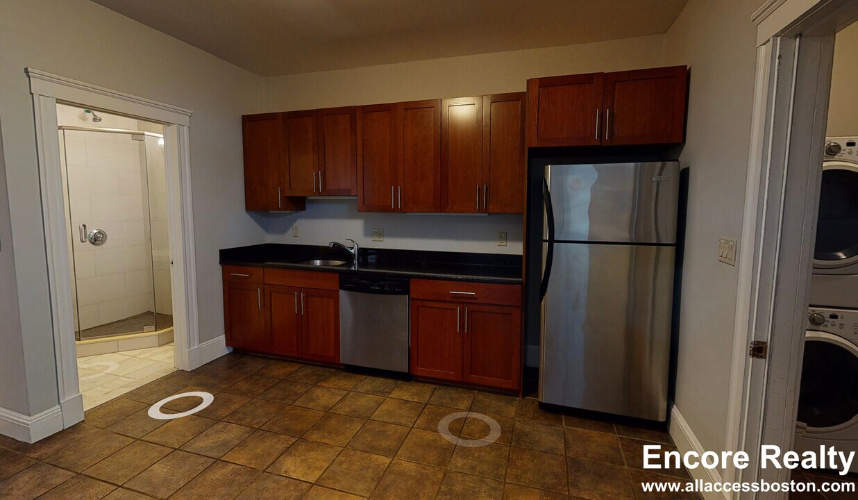 11 Beacon St in Somerville, MA - Building Photo