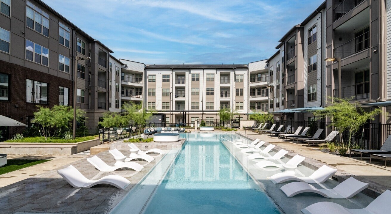 16717 Westpark Dr in Houston, TX - Building Photo