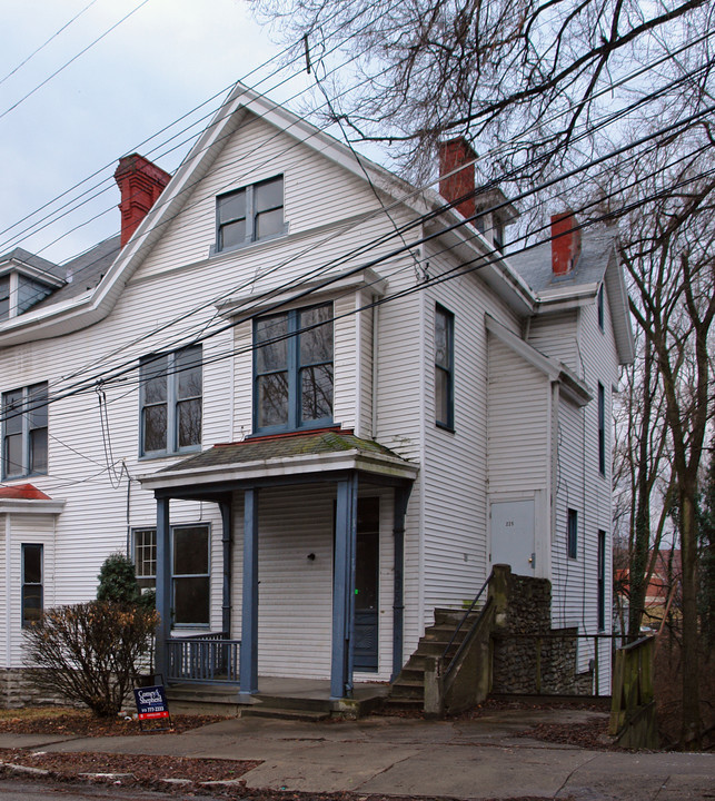 225 Gilman Ave in Cincinnati, OH - Building Photo