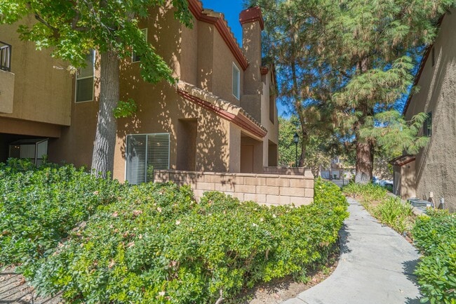 22707 Copper Hill Dr in Santa Clarita, CA - Building Photo - Building Photo