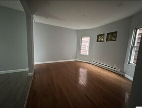 25 Bayview Ave, Unit 2 in Jersey City, NJ - Building Photo - Building Photo