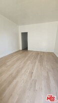 10420 S Broadway in Los Angeles, CA - Building Photo