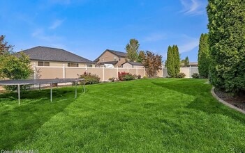 2547 W Blackberry Loop in Hayden, ID - Foto de edificio - Building Photo