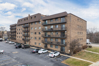 960 S River Rd in Des Plaines, IL - Foto de edificio - Building Photo