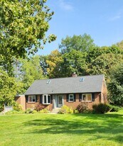 21 Roberta Rd in Pittsfield, MA - Building Photo