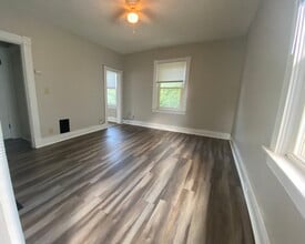 4822 Oak St, Unit 1 in Cincinnati, OH - Foto de edificio - Building Photo