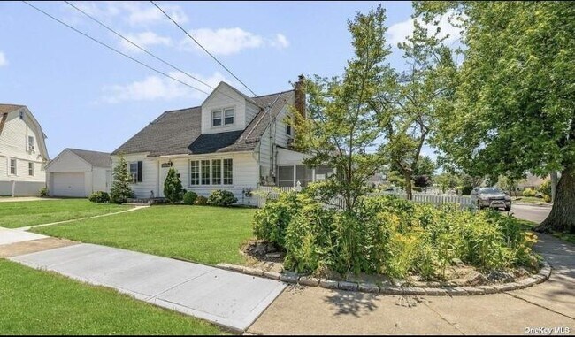 22 Pine Ln in Valley Stream, NY - Building Photo - Building Photo