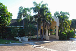 Summerbreeze Condominium in Sunrise, FL - Foto de edificio - Building Photo