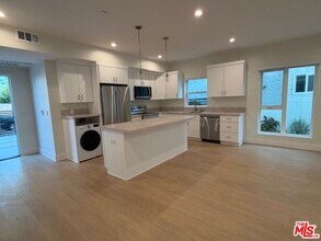 5191 1/2-5191 1/2 Lindley Ave in Los Angeles, CA - Building Photo - Building Photo