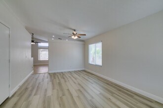 4816 White Aspen Ave in Las Vegas, NV - Building Photo - Building Photo