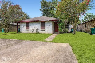 1611 Hazelwood St, Unit A in Conroe, TX - Building Photo