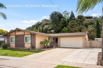 4681 Chateau Dr in San Diego, CA - Building Photo - Building Photo