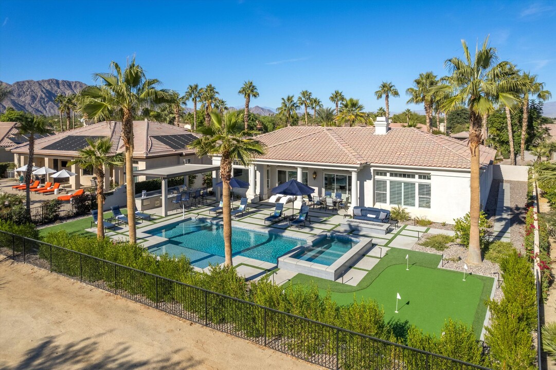 81555 Tiburon Dr in La Quinta, CA - Foto de edificio