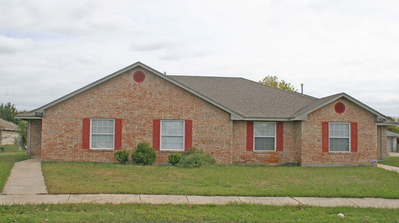 3128 Cedar Hill St in Denton, TX - Foto de edificio