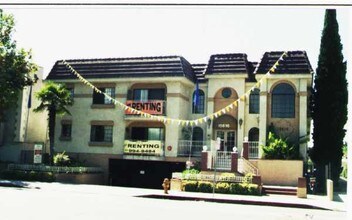 Vanowen Apartments in Van Nuys, CA - Foto de edificio - Building Photo