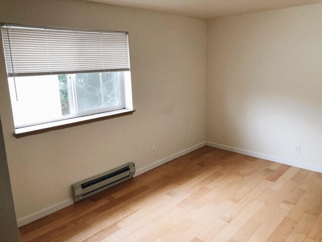 12327 Roosevelt Way NE, Unit D303 in Seattle, WA - Foto de edificio - Building Photo
