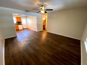 126 S Mansfield St in Pleasanton, TX - Building Photo - Building Photo