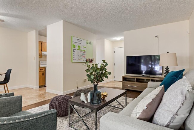 Hudson Court in Edmonton, AB - Building Photo - Building Photo